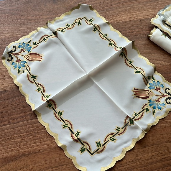 NWOT Total of 13-piece Tablecloth and Napkin Set - Picture 3 of 16
